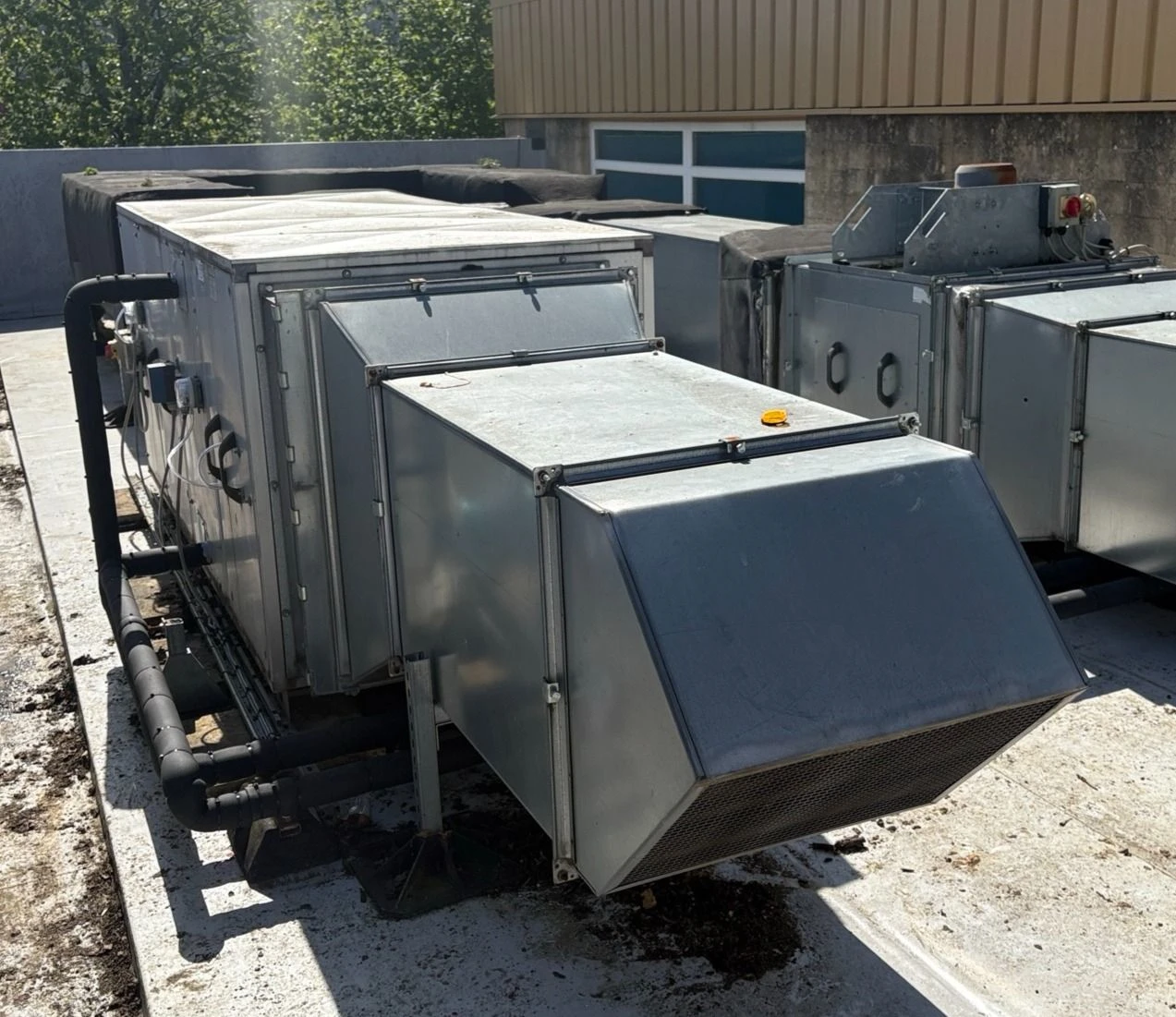 Air handling unit on top of commercial building